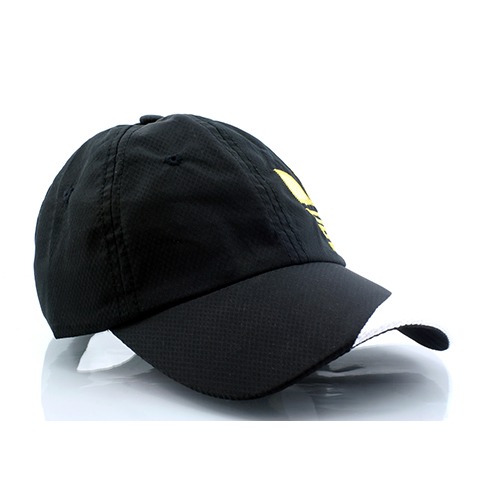 Black cap with a yellow logo, designed for casual wear. Highlights comfort and style, suitable for outdoor activities.